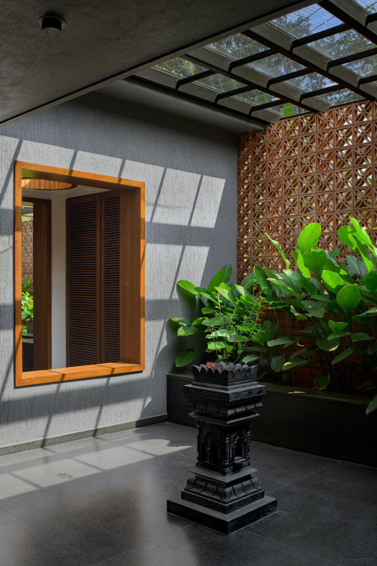 Courtyard of Sawantwadi House by Studio Massing