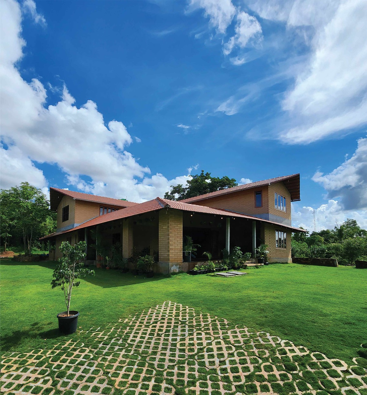 External facade of Earthy House by Interface Architects Studio