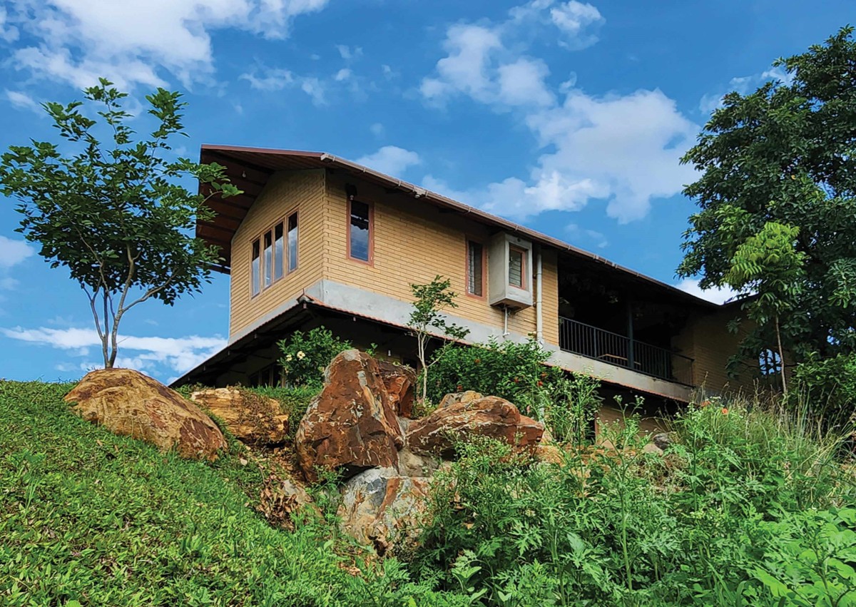 Earthy House by Interface Architects Studio