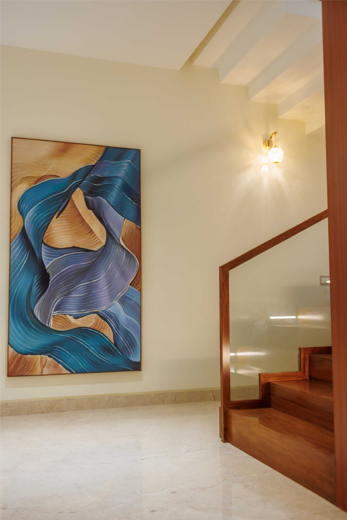 Passage to staircase of Neha's Residence by Hestia DS LLP