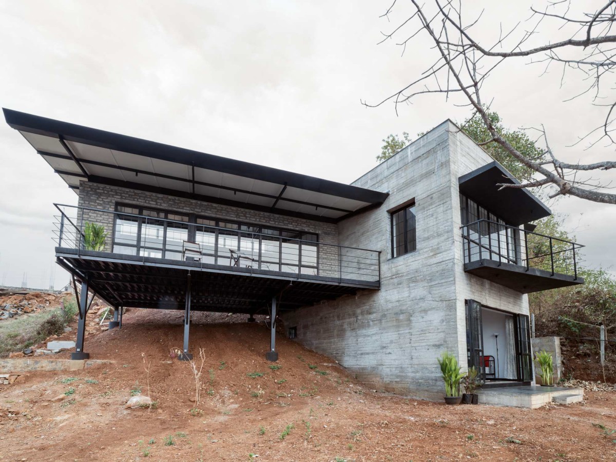 Exterior view of Oblique House by Red Brick Studio