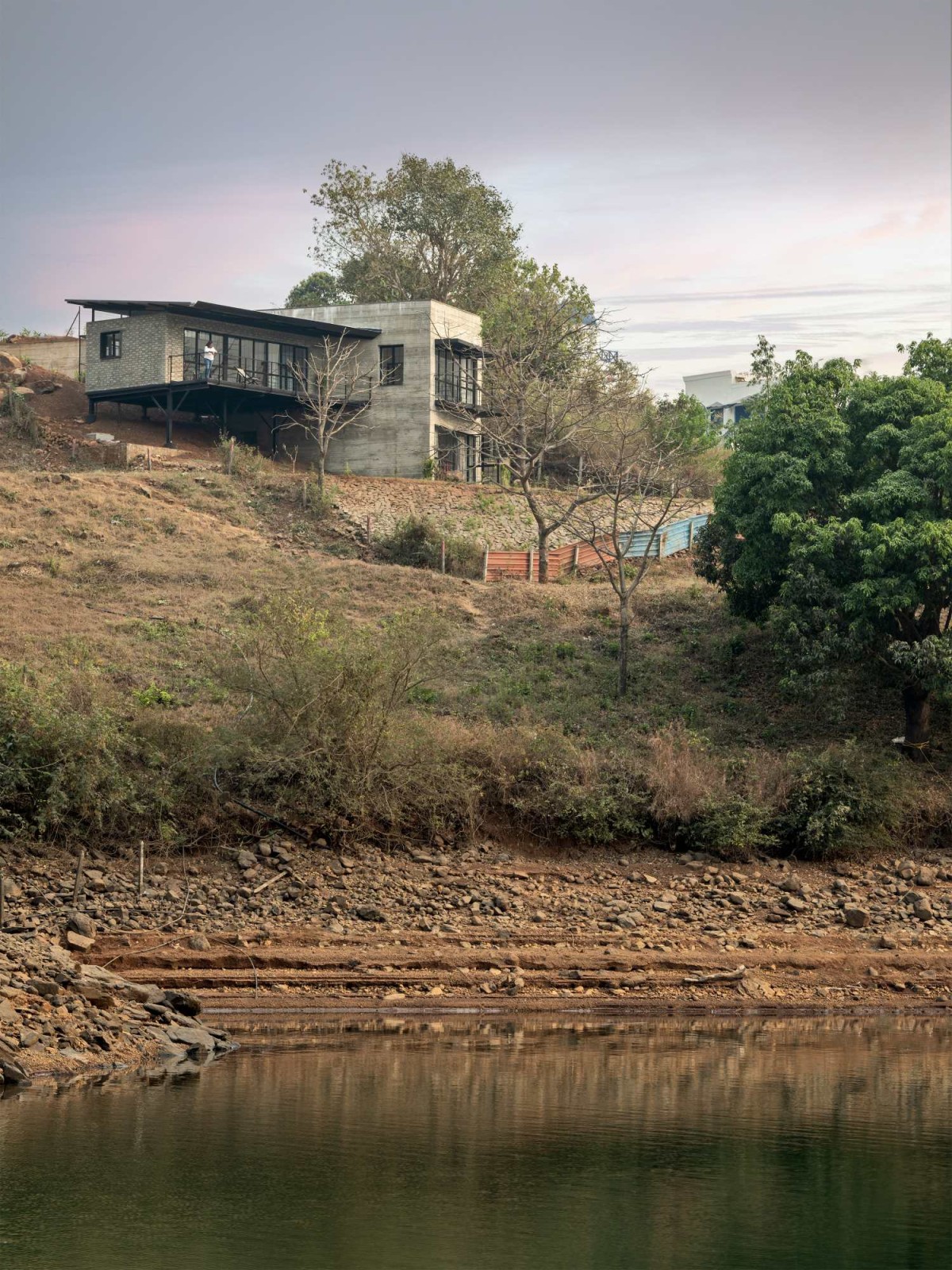 Riverside view of Oblique House by Red Brick Studio