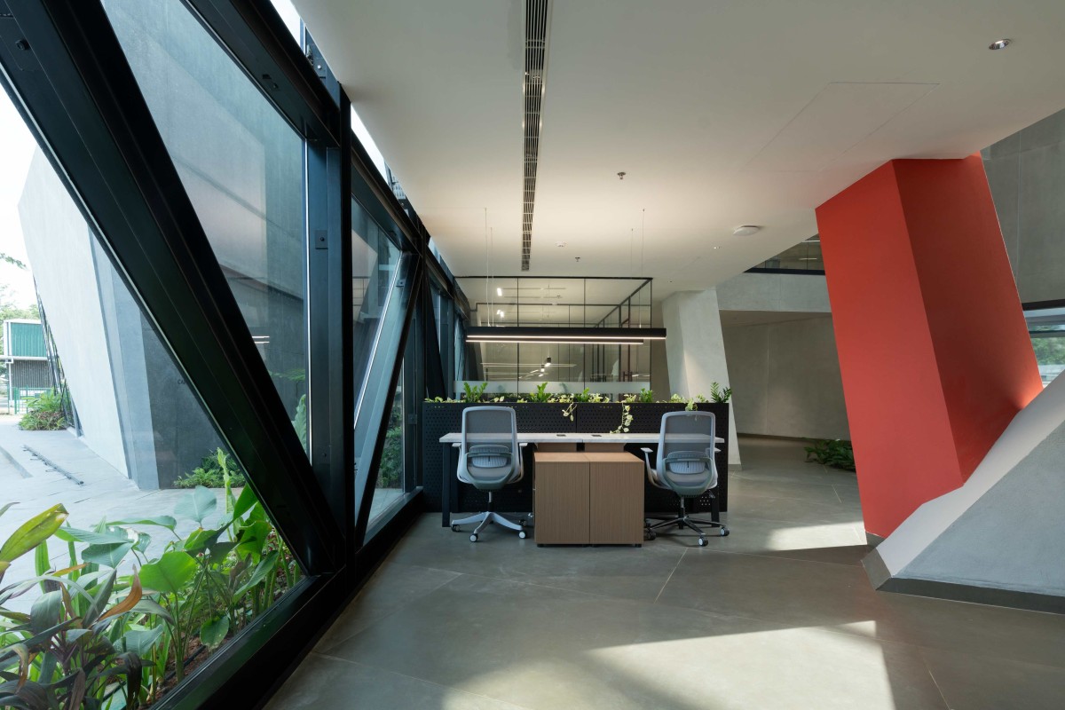Workstation of Amethyst by Curved Dimension