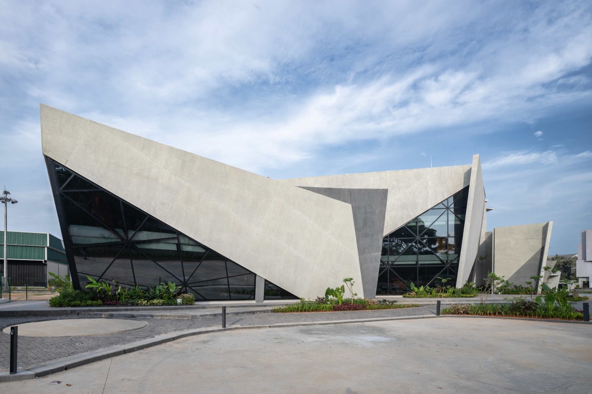 Exterior view of Amethyst by Curved Dimension
