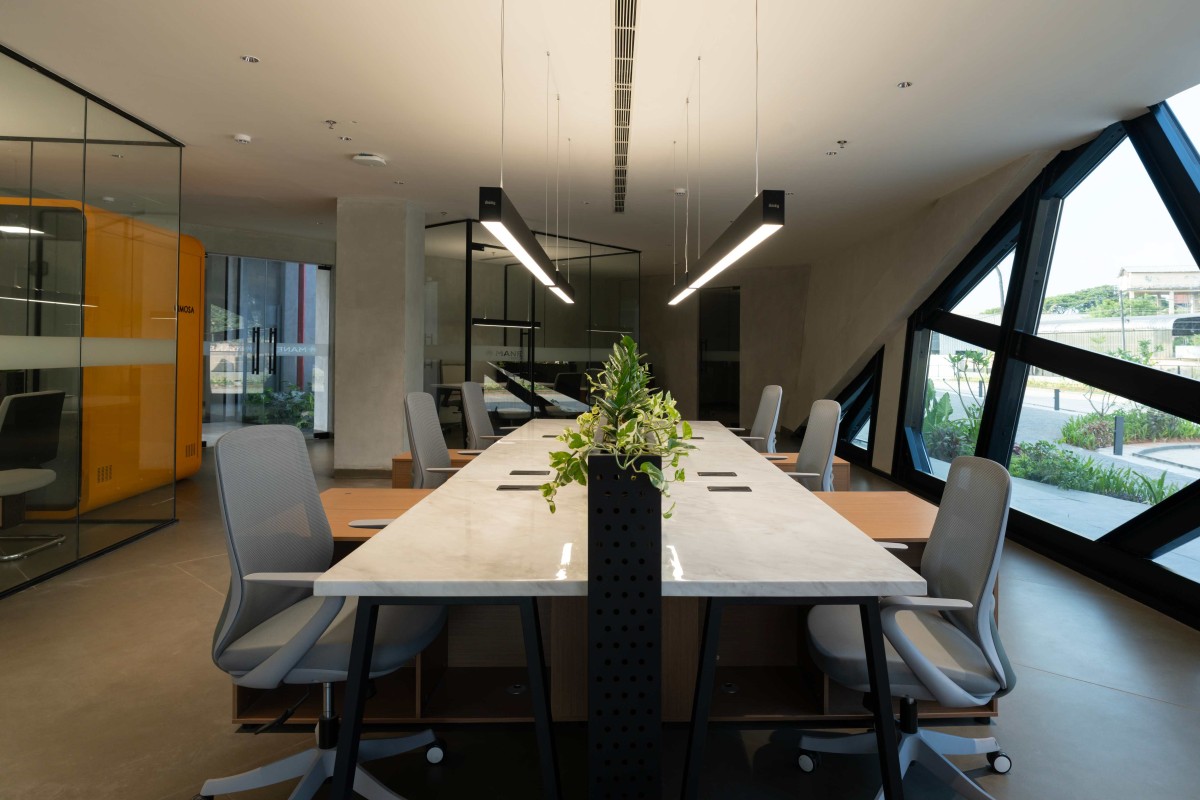Workstation of Amethyst by Curved Dimension