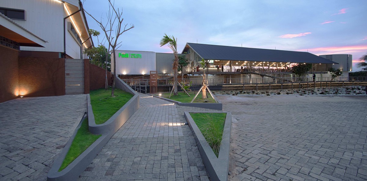Dusk light exterior view of PADI Rest Area by MIV Architects