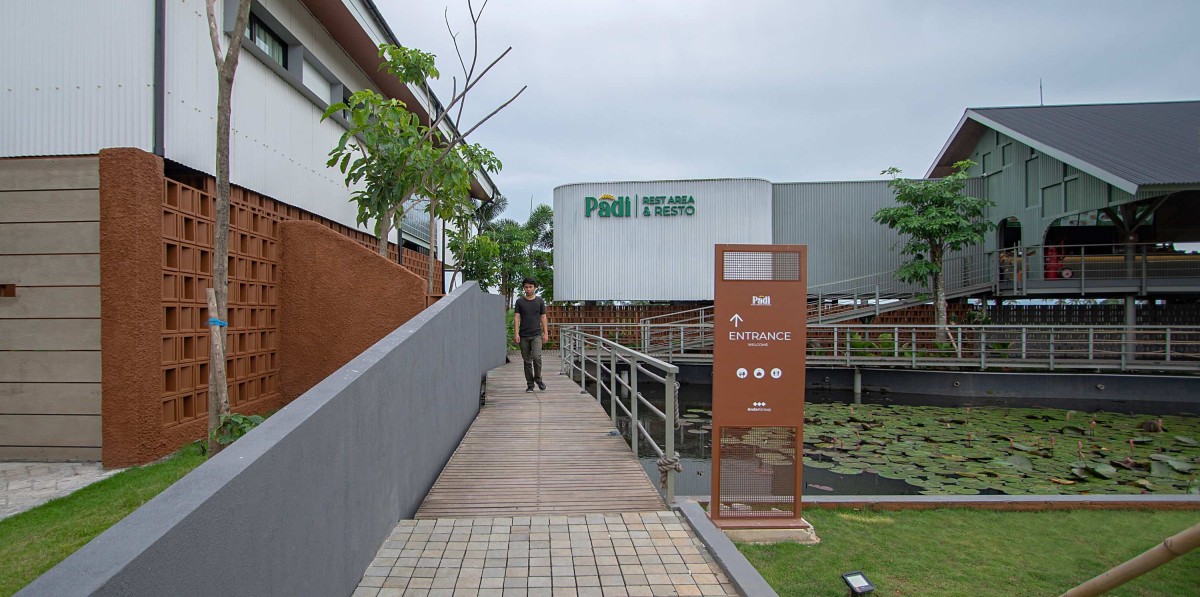 Pedestrian wooden deck of PADI Rest Area by MIV Architects