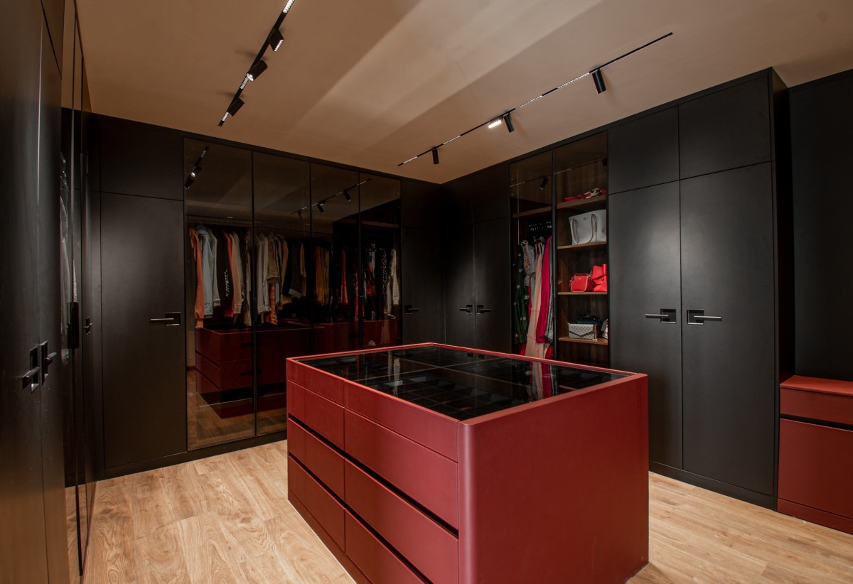 Walk in wardrobe of J.P. House by Utsav Patel Architects