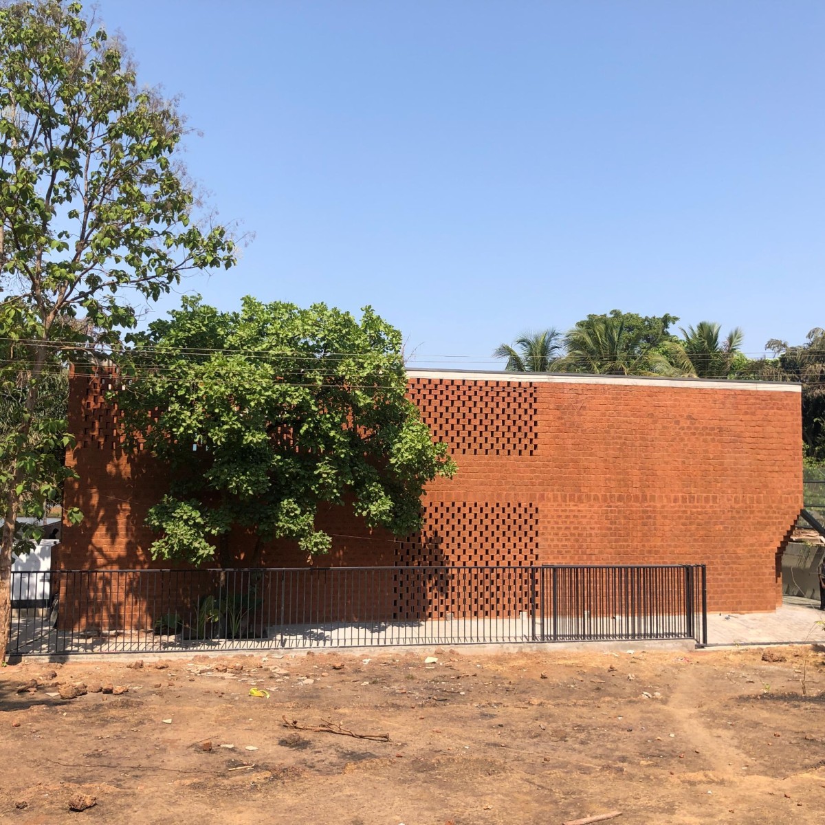 Entryside View of House of Multiple Courts by Sameep Padora & Associates