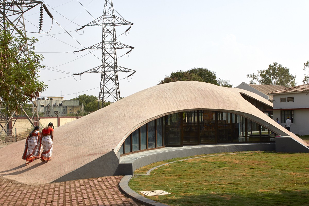 Maya Somaiya Library by Sameep Padora And Associate